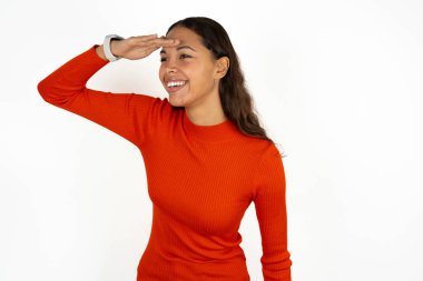 Beyaz arka plan üzerine kırmızı balıkçı yaka giyen genç İspanyol kadın çok mutlu ve gülümsüyor. Konsept aranıyor.