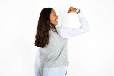 Beyaz arka planda güzel İspanyol bir kadının profil fotoğrafı. Futbol takımını destekliyor. Yumruğunu kaldır ve bağır.