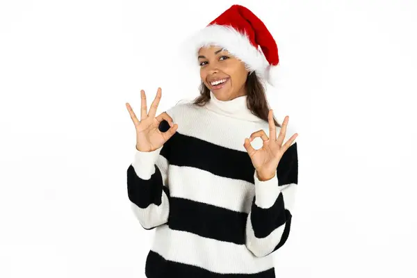 Jovem Mulher Bonita Vestindo Camisola Listrada Chapéu Papai Noel Mostrando — Fotografia de Stock