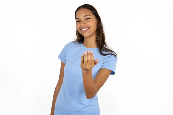 Giovane Bella Donna Ispanica Indossa Blu Shirt Sfondo Bianco Invitando — Foto Stock