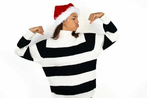 Junge Schöne Frau Gestreiftem Pullover Und Weihnachtsmannmütze Die Stolz Lächelnde — Stockfoto