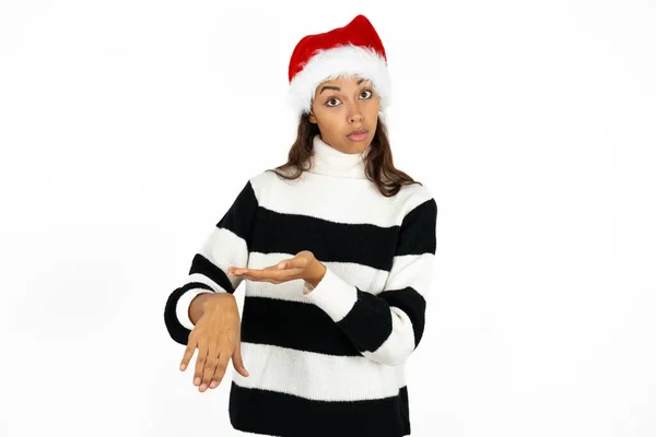 Jovem Mulher Bonita Vestindo Camisola Listrada Chapéu Papai Noel Com — Fotografia de Stock