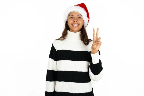 Młoda Piękna Kobieta Paski Sweter Kapelusz Świętego Mikołaja Pokazując Wskazując — Zdjęcie stockowe