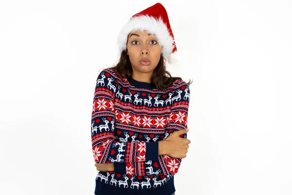 Schöne Hispanische Frau Strickpullover Und Weihnachtsmannmütze Über Weißem Hintergrund Zittert — Stockfoto