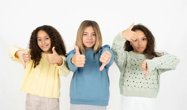 Tři Mladé Krásné Multiraciální Dívky Ukazující Palce Nahoru Palce Dolů — Stock fotografie