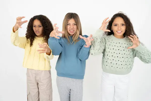 Drie Jonge Mooie Multiraciale Meisjes Schreeuwen Gefrustreerd Door Woede Handen — Stockfoto