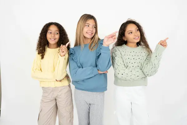 魅力的な3人の若い美しい多人種の子供の写真 直接指の空のスペース安い歯科 — ストック写真