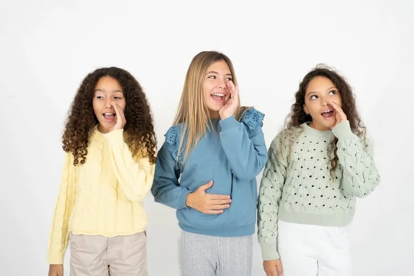 Trois Jeunes Belles Jeunes Filles Multiraciales Entendent Des Nouvelles Privées — Photo