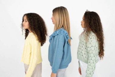 Tarafsız olmak isteyen üç güzel, çok kültürlü kız çocuğu, rahat bir poz, kendine güveni olan doğal bir yüz..