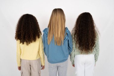 Üç güzel, çok ırklı kız çocuğunun arka görüntüsü. Stüdyo Çekimi.