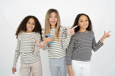 Şaşırdım. Üç güzel, çok kültürlü kız elinde telefonuyla boş fotokopi alanını işaret ediyor.