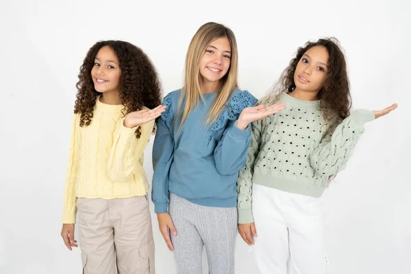 Drei Junge Schöne Multirassische Mädchen Lächeln Fröhlich Und Zeigen Mit — Stockfoto