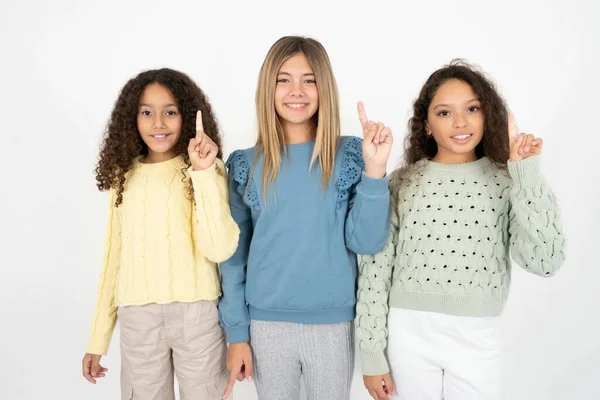 Drie Jonge Mooie Multiraciale Kind Meisjes Tonen Wijzen Met Vinger — Stockfoto