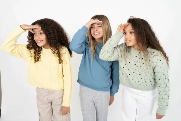 Trois Jeunes Belles Jeunes Filles Multiraciales Très Heureuses Souriantes Regardant — Photo