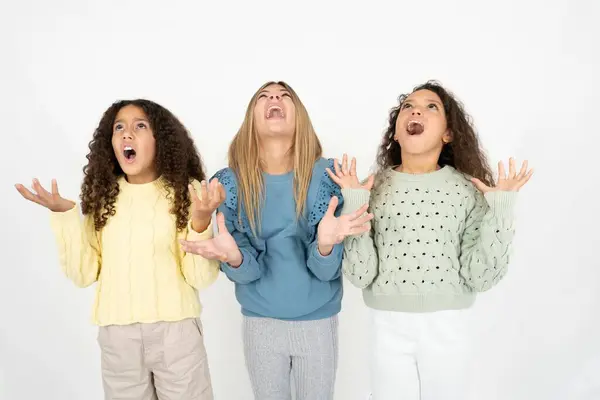 Три Молодые Красивые Многорасовые Девочки Сумасшедшие Сумасшедшие Кричат Кричат Агрессивным — стоковое фото