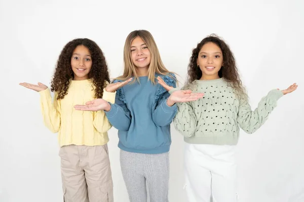 Enthousiaste Joyeux Optimiste Trois Jeunes Belles Jeunes Filles Multiraciales Tenant — Photo