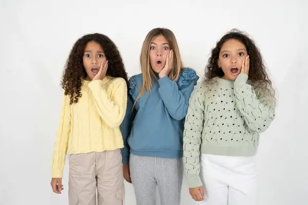 Zszokowany Trzy Młode Piękne Wielorasowe Dziewczyny Wygląda Wielkim Zaskoczeniem Jest — Zdjęcie stockowe