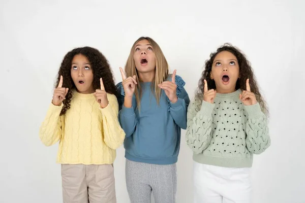 Drei Junge Schöne Multirassische Mädchen Staunen Und Überraschen Als Sie — Stockfoto