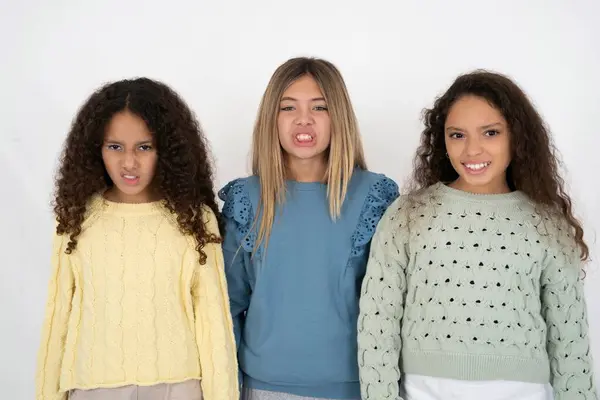 Drie Jonge Mooie Multiraciale Jongen Meisjes Houdt Tanden Gebald Fronst — Stockfoto