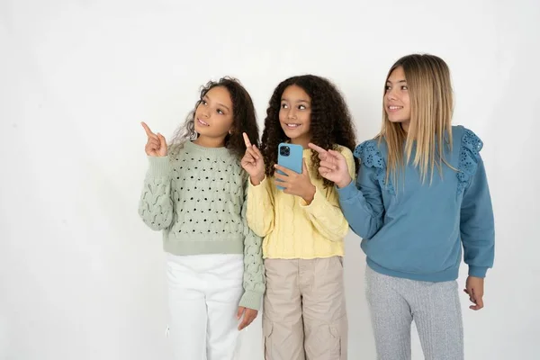 Sorrindo Três Jovens Belas Meninas Crianças Multirraciais Segurando Telefone Celular — Fotografia de Stock