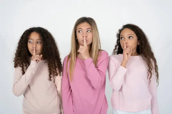 Trzy Młode Piękne Wielorasowe Dziewczęta Milczą Gestem Trzyma Palec Wskazujący — Zdjęcie stockowe