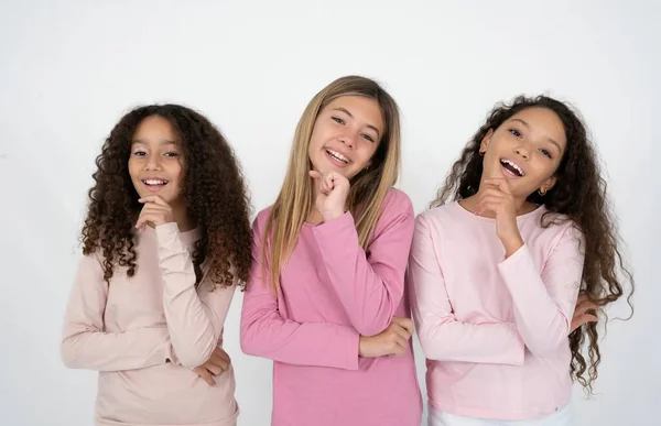 Trois Jeunes Belles Filles Multiraciales Enfants Rient Heureusement Garde Main — Photo