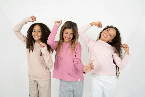 Foto Van Upbeat Drie Jonge Mooie Multiraciale Kid Girls Heeft — Stockfoto