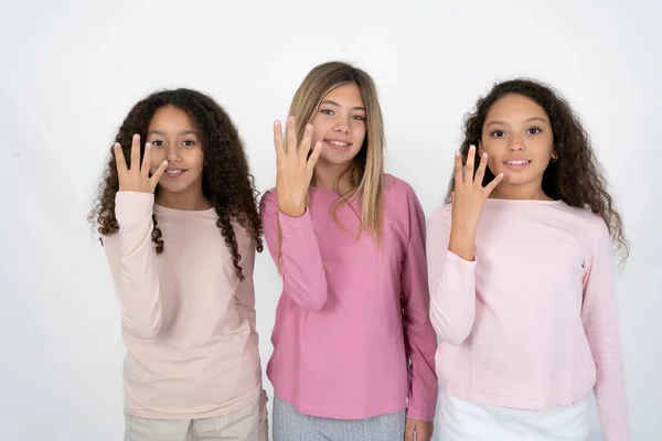 笑顔でフレンドリーに見える3人の若い美しい多民族の少女は 4番目または4番目に手を前方に示し カウントダウン — ストック写真