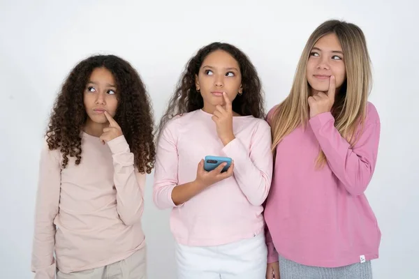 Três Jovens Meninas Crianças Multirraciais Bonitas Pensa Profundamente Sobre Algo — Fotografia de Stock