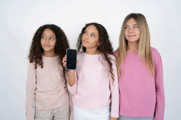 Tre Giovani Belle Ragazze Bambino Multirazziale Detiene Nuovo Telefono Cellulare — Foto Stock