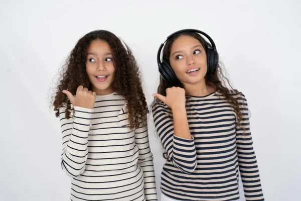 Deux Jeunes Belles Filles Multiraciales Enfants Écoute Piste Audio Casque — Photo