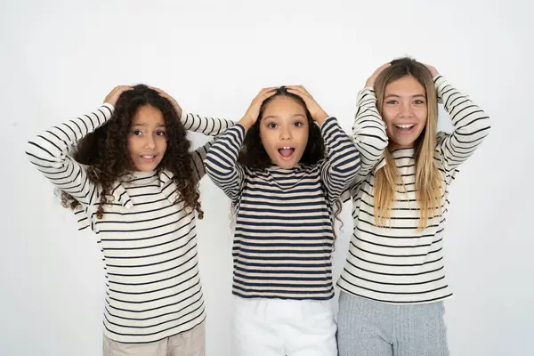 Joyeux Réjoui Trois Jeunes Belles Filles Multiraciales Enfants Réagit Mains — Photo