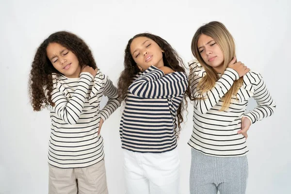 Três Jovens Bonita Criança Multirracial Meninas Tem Dor Nas Costas — Fotografia de Stock