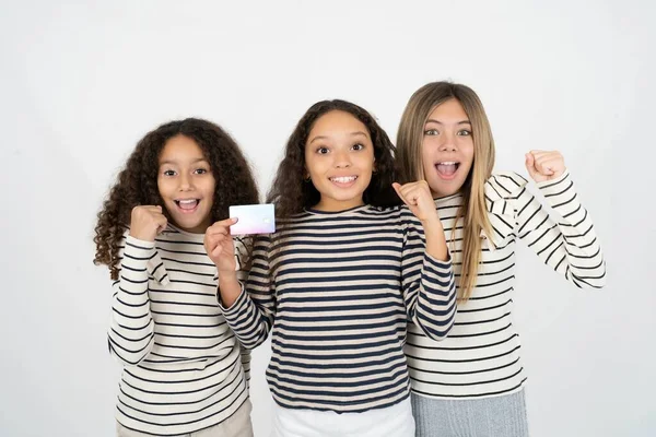 Foto Sorte Impressionado Três Jovens Belas Meninas Criança Multirracial Braço — Fotografia de Stock