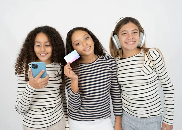 Drei Junge Schöne Multirassische Mädchen Tragen Stereo Kopfhörer Auf Den — Stockfoto