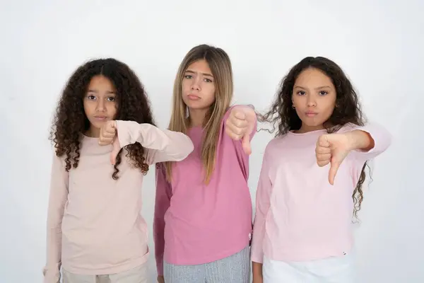 Τρία Νεαρά Όμορφα Πολυφυλετικά Κορίτσια Που Δείχνουν Δυστυχισμένα Και Θυμωμένα Φωτογραφία Αρχείου