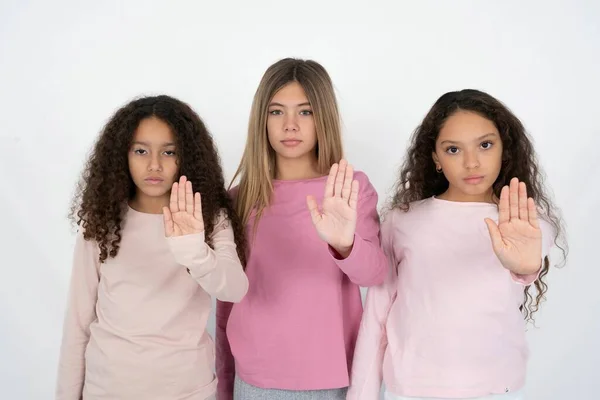Drie Jonge Mooie Multiraciale Kid Meisjes Toont Stop Teken Verbod Rechtenvrije Stockfoto's
