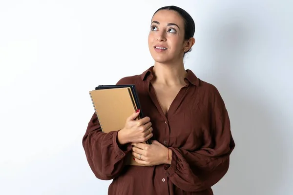 Mooie Vrouw Arabische Student Draagt Notitieboekjes Met Papier Kijken Opzij — Stockfoto