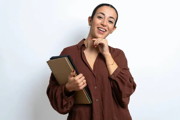 Optymistyczna Piękna Kobieta Arabski Student Nosi Zeszyty Papieru Trzyma Ręce — Zdjęcie stockowe