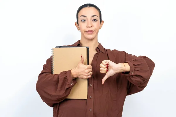 Piękna Kobieta Arabski Student Nosi Zeszyty Papieru Pokazującego Kciuki Górę — Zdjęcie stockowe