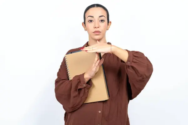 Hermosa Estudiante Árabe Mujer Lleva Cuadernos Con Papel Siendo Molesto —  Fotos de Stock