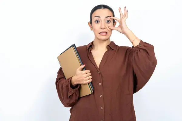 Mooie Vrouw Arabische Student Draagt Notebooks Met Papier Houden Ogen — Stockfoto