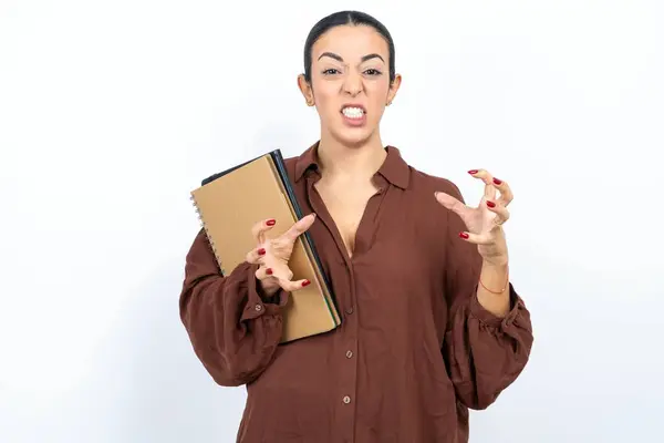 Hermosa Mujer Árabe Estudiante Lleva Cuadernos Con Papel Gritando Frustrado —  Fotos de Stock