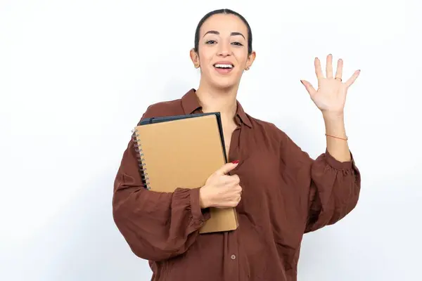 Όμορφη Γυναίκα Arab Φοιτητής Φέρει Σημειωματάρια Χαρτί Waiving Λέει Γεια — Φωτογραφία Αρχείου