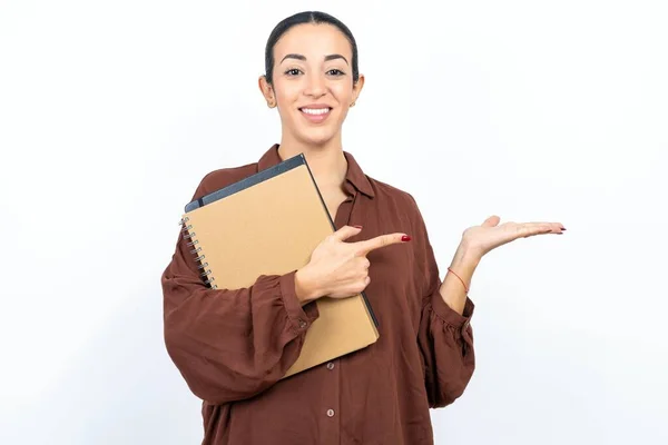 Positieve Mooie Vrouw Arabisch Student Draagt Notebooks Met Papier Promoter — Stockfoto