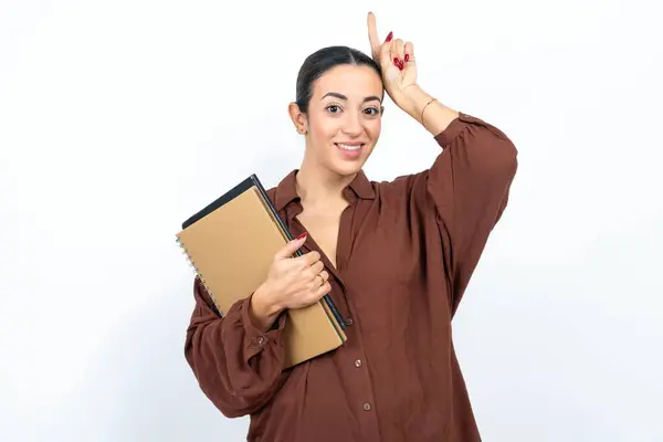 Divertido Hermosa Mujer Árabe Estudiante Lleva Cuadernos Con Papel Muestra —  Fotos de Stock