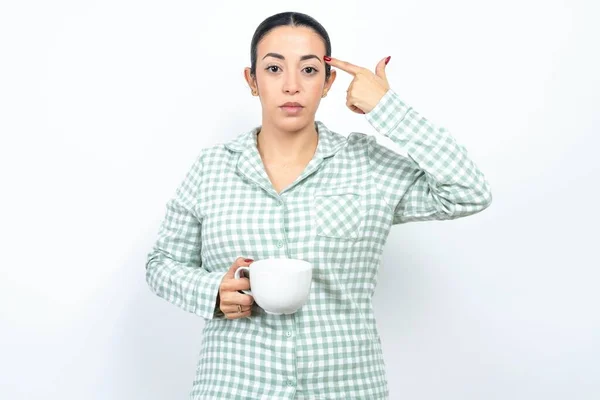 Jovem Mulher Bonita Infeliz Vestindo Pijama Xadrez Verde Segurando Copo — Fotografia de Stock
