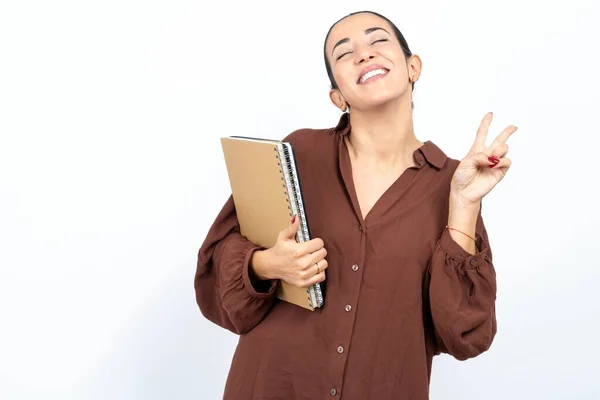 Mooie Vrouw Arabisch Student Draagt Notitieboekjes Met Papier Lachend Met — Stockfoto