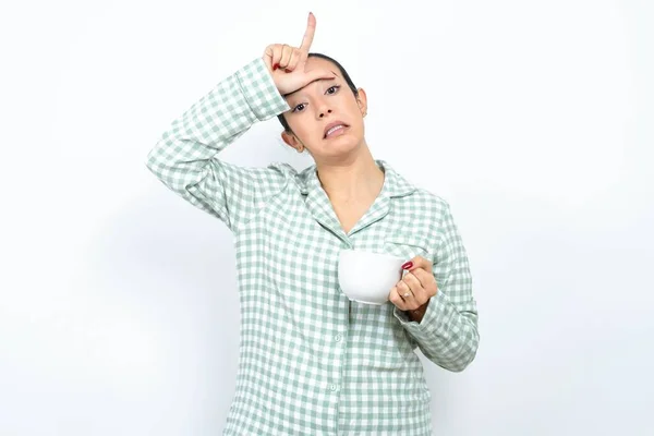 Mulher Bonita Usando Pijama Xadrez Verde Segurando Uma Xícara Zombando — Fotografia de Stock