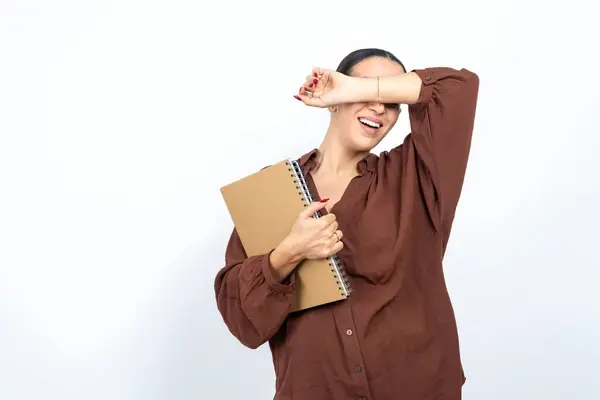 Mooie Vrouw Arabisch Student Draagt Notitieboekjes Met Papier Dekking Ogen — Stockfoto